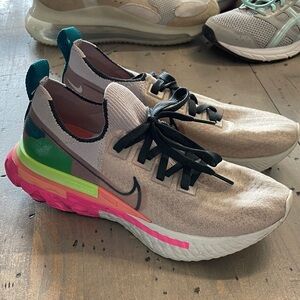 Nike React - Beige and Pink